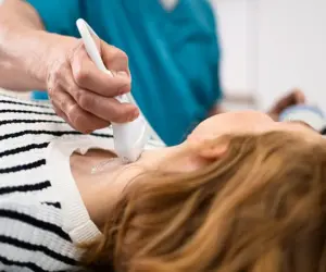 Dr. Soukup macht Schilddürsen Ultraschall bei Patientin