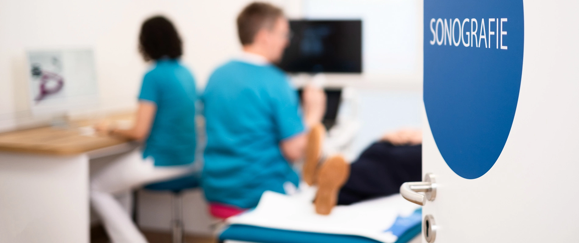 Dr. Rüdiger Soukup untersucht Patientin mit Ultraschall