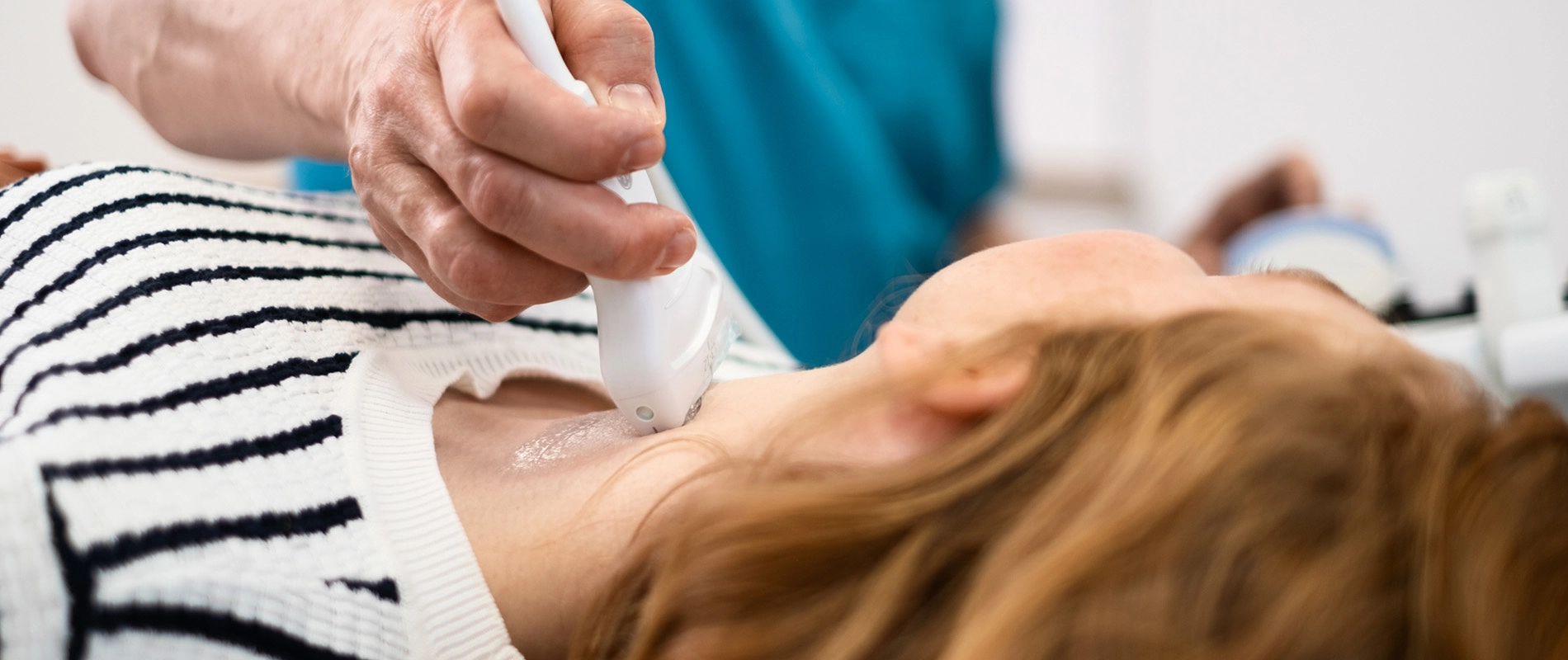 Dr. Soukup macht Schilddürsen Ultraschall bei Patientin