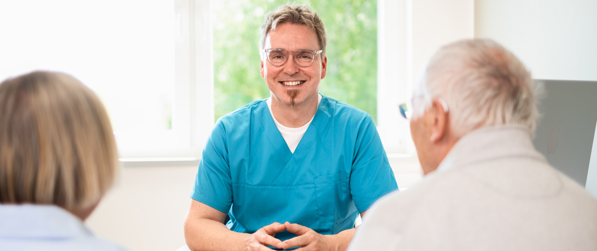 Dr. Rüdiger Soukup im Gespräch mit Patienten