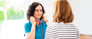 Ärztin Helene Soukup untersucht Patientin