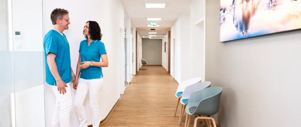 Ärztin Helene Soukup im Gespräch mit Arzt Dr. Rüdiger Soukup