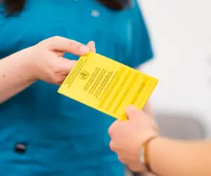 Patient überreicht Impfheft
