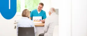 Dr. Soukup im Gespräch mit Patienten