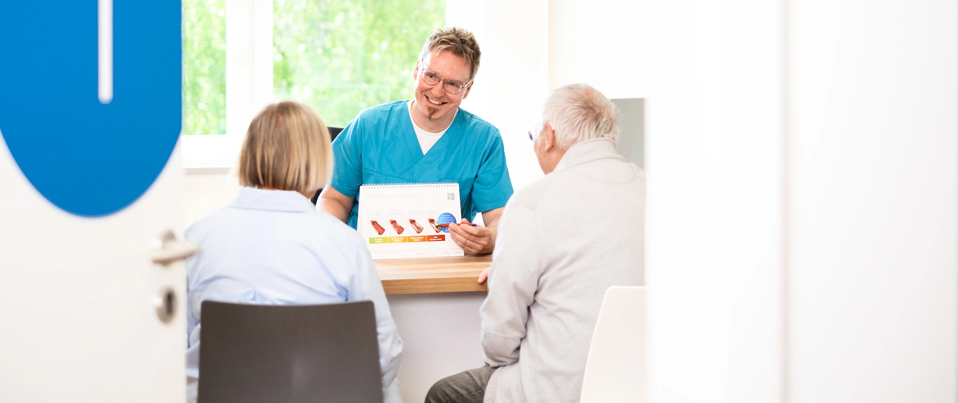 Dr. Soukup im Gespräch mit Patienten