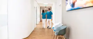 Dr. Rüdiger Soukup und Ärztin Helene Soukup gehen im Flur