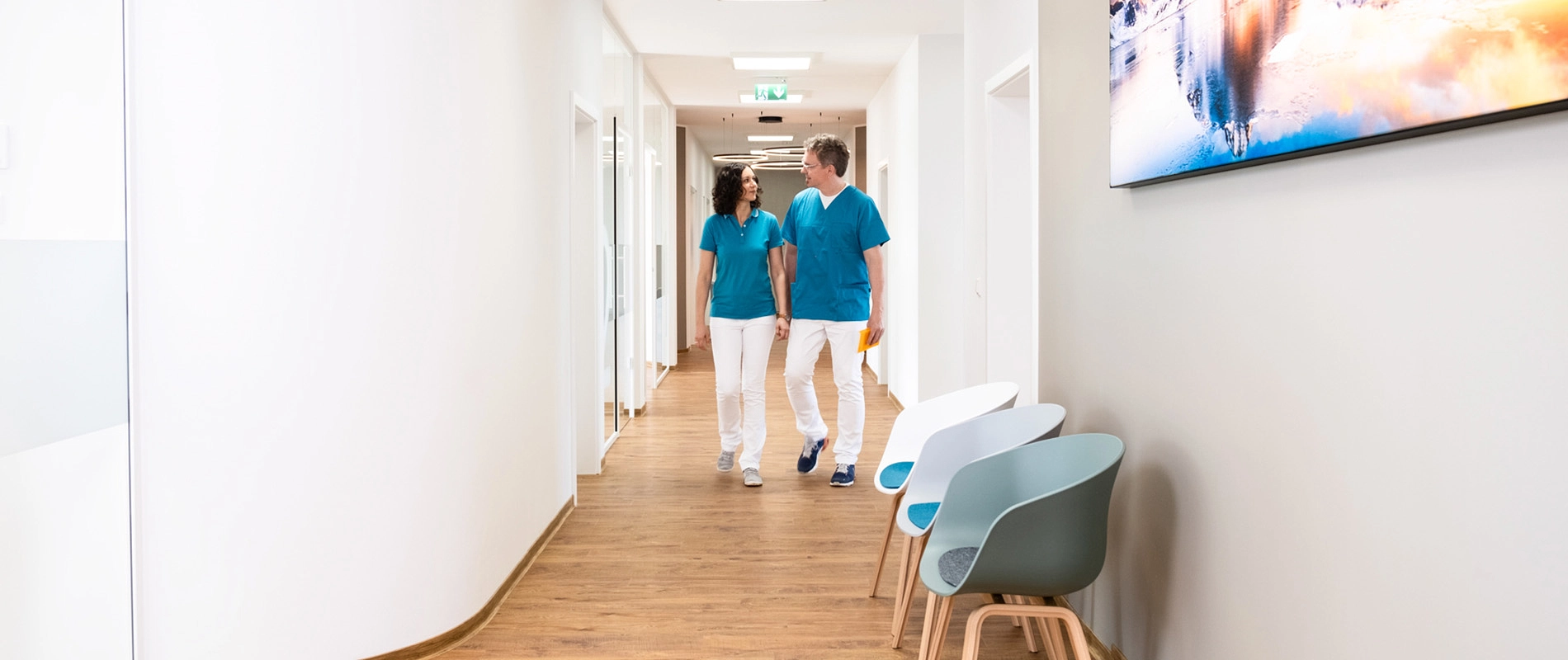 Dr. Rüdiger Soukup und Ärztin Helene Soukup gehen im Flur