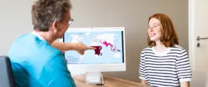 Dr. Rüdiger Soukup klärt Patientin über Reisemedizin auf