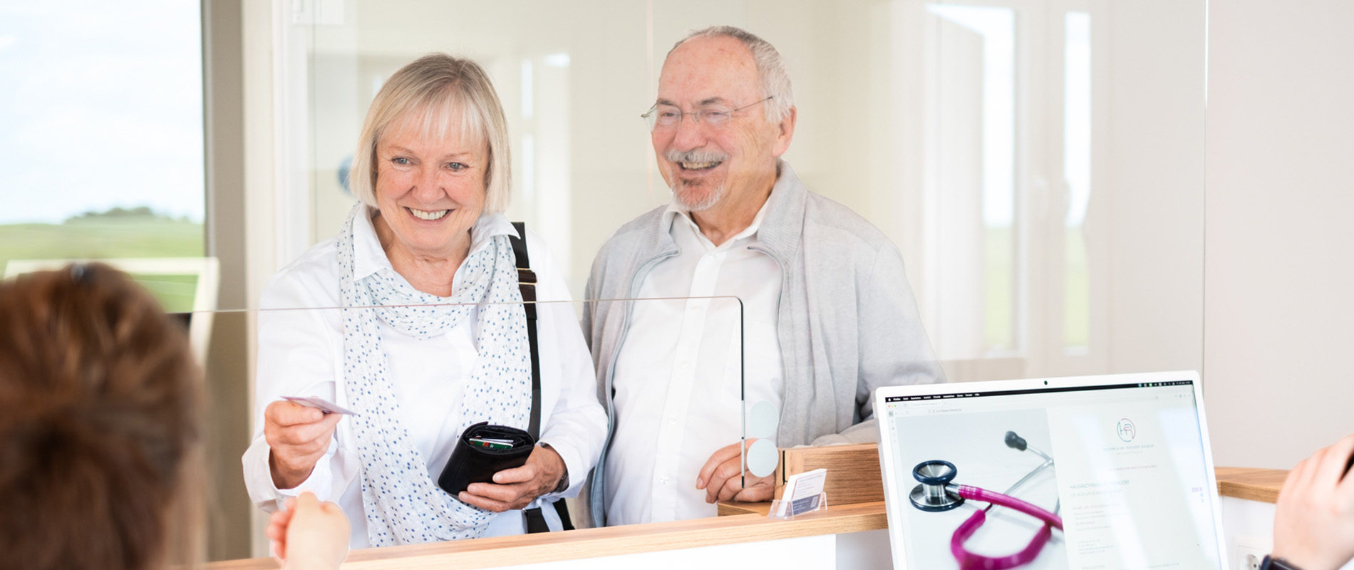 Senioren-Patienten an der Rezeption