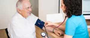 Ärztin Helene Soukup messt Blutdruck bei Patient