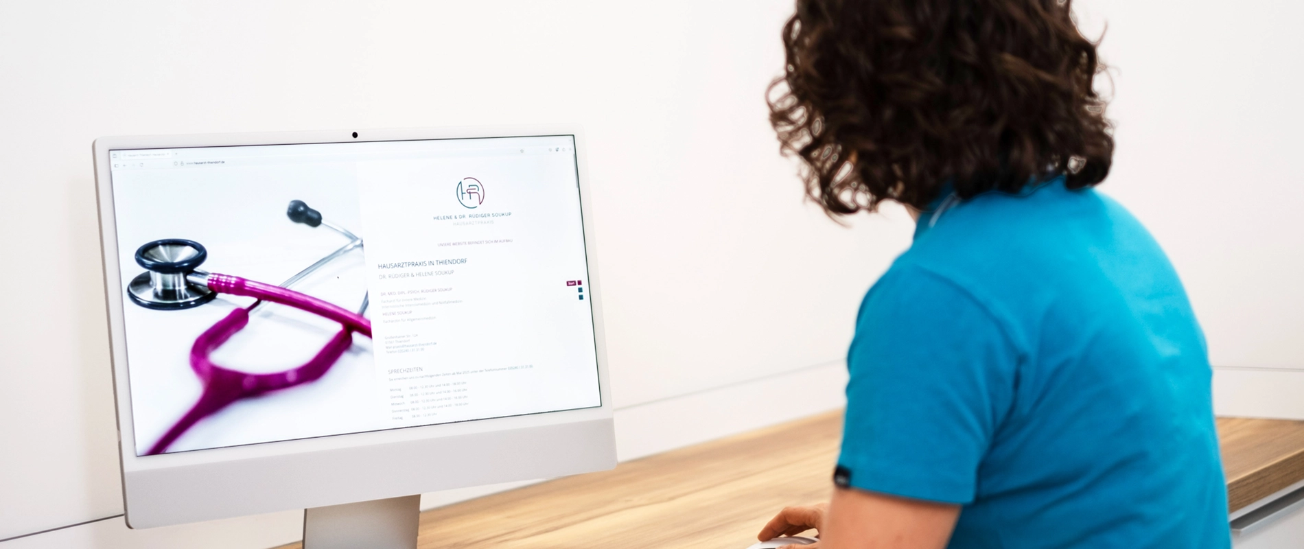 Ärztin Helene Soukup am PC